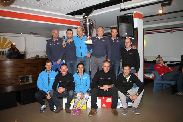 Capitani delle squadre partecipanti al "14° Meeting Interbancario di sci Pirovano" e la squadra BPS con il "Trofeo Esagonale"